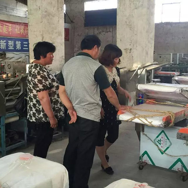 工作人員給客戶(hù)介紹全自動(dòng)揉壓機(jī)