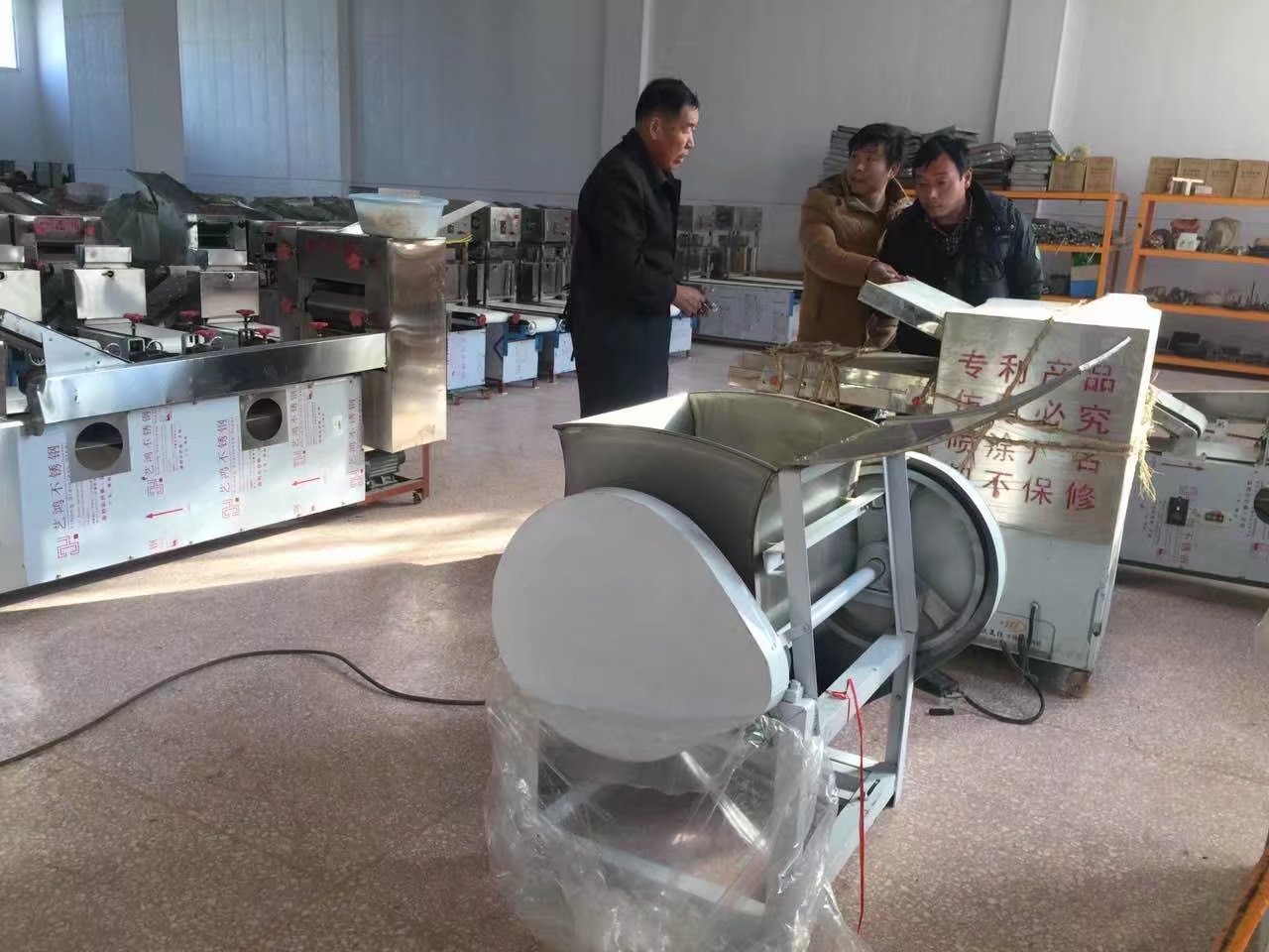 開(kāi)封客戶(hù)調(diào)試HMj-6型燴面機(jī)