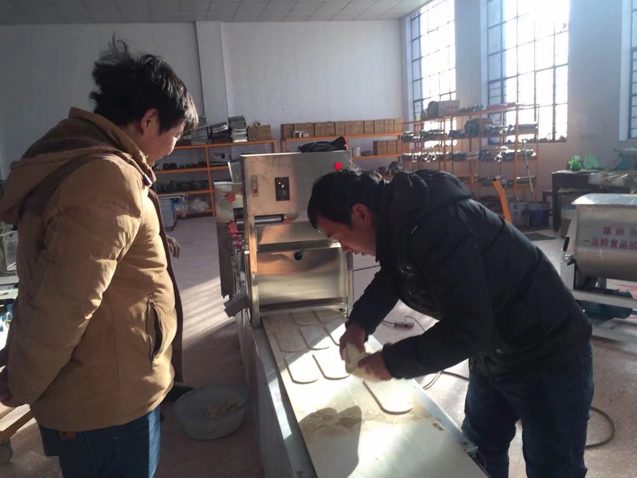 開(kāi)封客戶(hù)調(diào)試HMj-6型燴面機(jī)