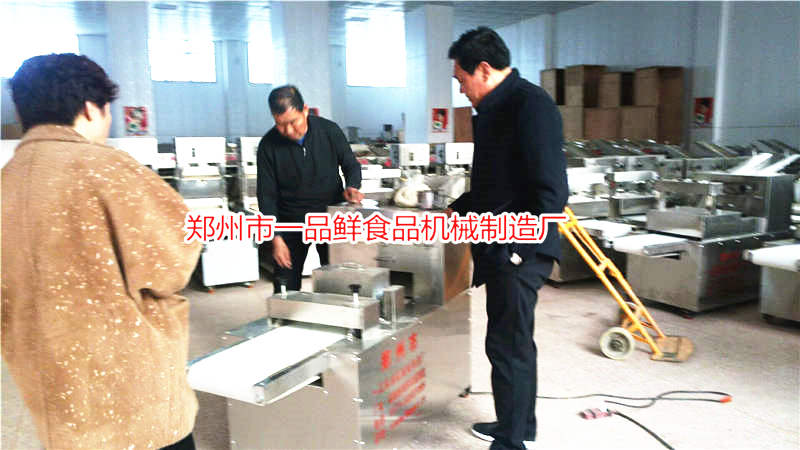 三門(mén)峽面館李老板前來(lái)考察一品鮮棍棍面機(jī)