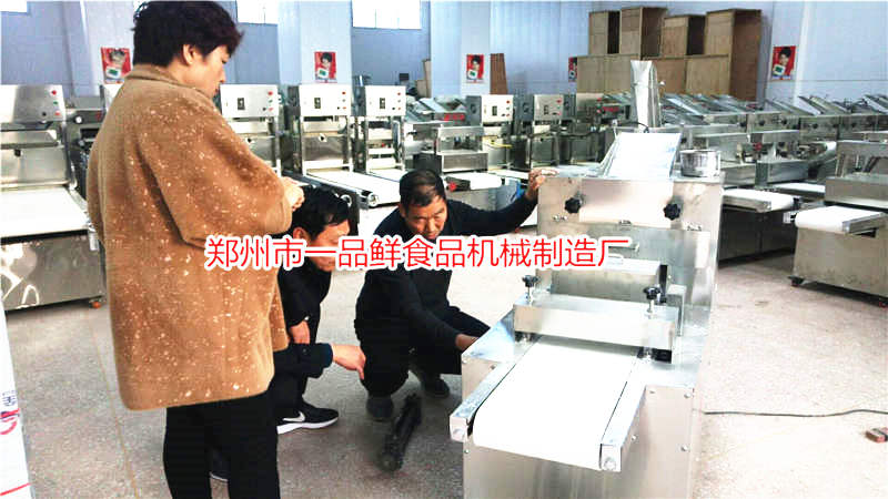 三門(mén)峽面館李老板前來(lái)考察一品鮮棍棍面機(jī)