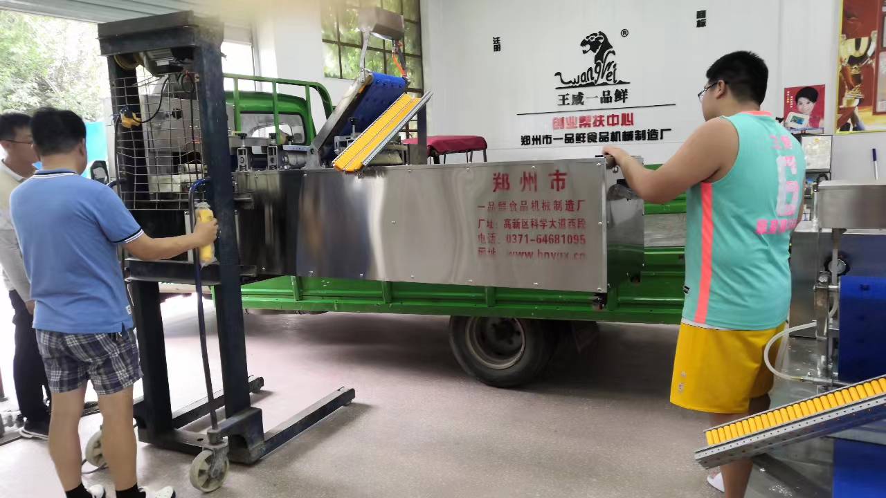 一品鮮扯面機(jī)裝車(chē)發(fā)貨