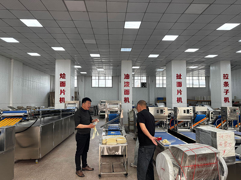 河南客戶(hù)考察燴面機(jī)設(shè)備